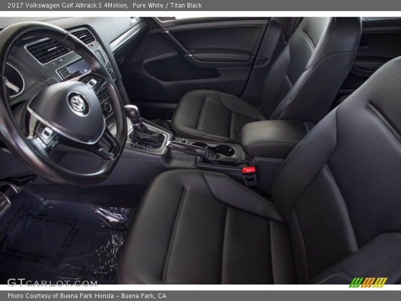 Pure White / Titan Black 2017 Volkswagen Golf Alltrack S 4Motion