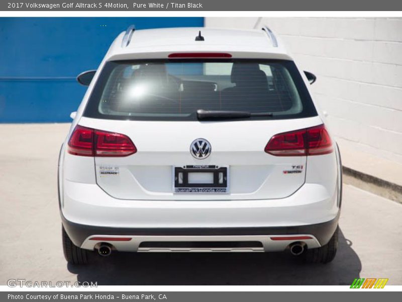 Pure White / Titan Black 2017 Volkswagen Golf Alltrack S 4Motion