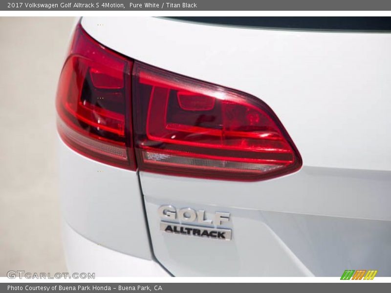 Pure White / Titan Black 2017 Volkswagen Golf Alltrack S 4Motion