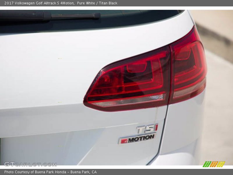 Pure White / Titan Black 2017 Volkswagen Golf Alltrack S 4Motion