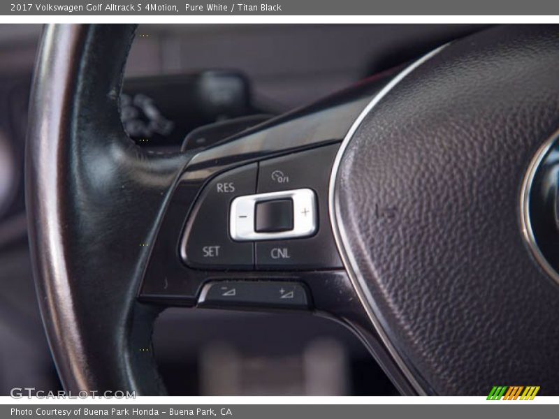 Pure White / Titan Black 2017 Volkswagen Golf Alltrack S 4Motion