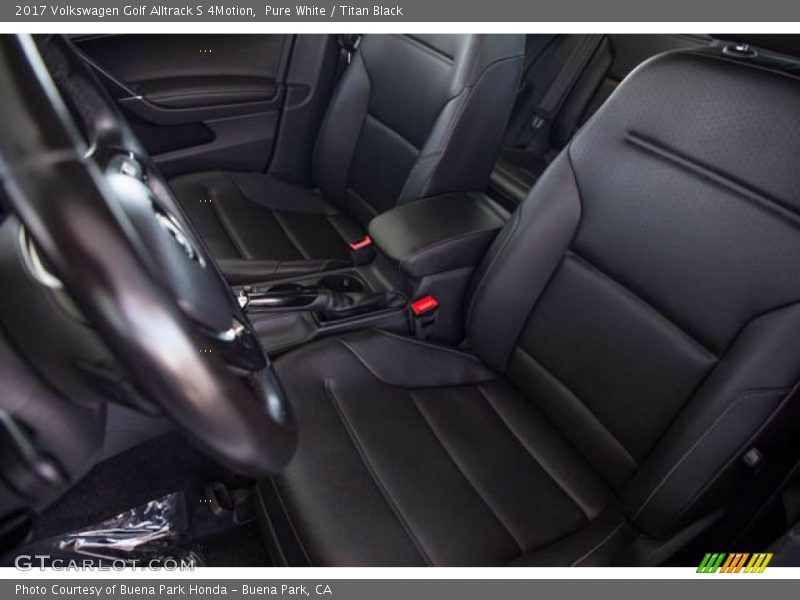Pure White / Titan Black 2017 Volkswagen Golf Alltrack S 4Motion