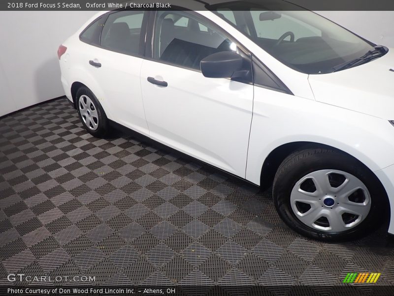 Oxford White / Charcoal Black 2018 Ford Focus S Sedan