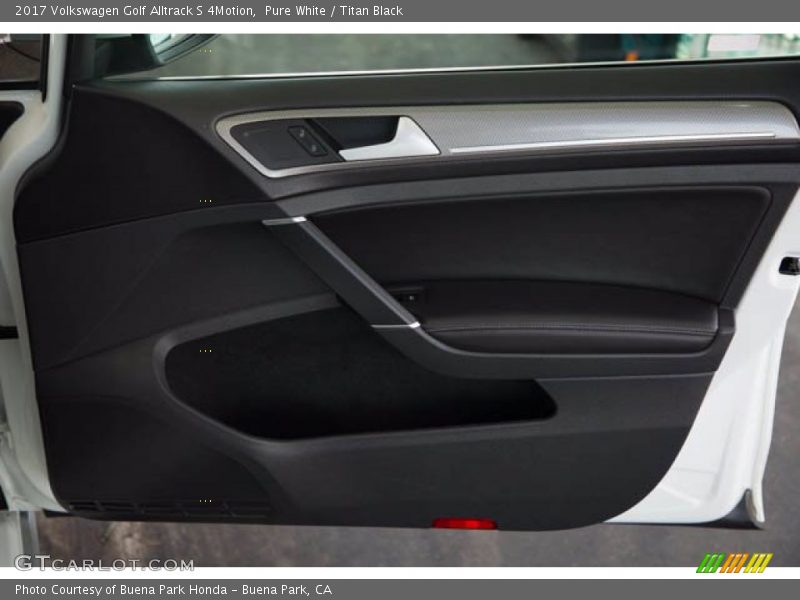 Pure White / Titan Black 2017 Volkswagen Golf Alltrack S 4Motion