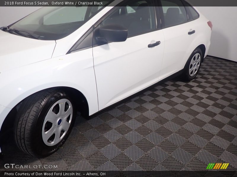 Oxford White / Charcoal Black 2018 Ford Focus S Sedan