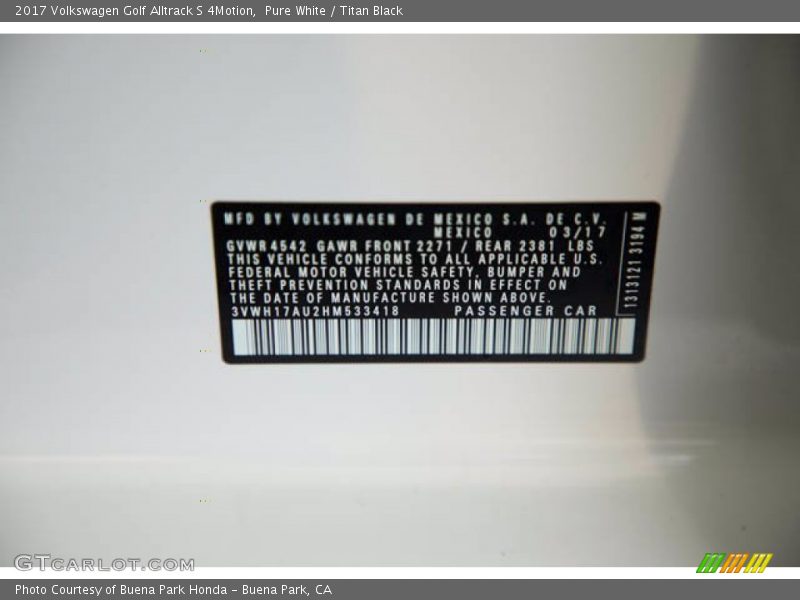 Pure White / Titan Black 2017 Volkswagen Golf Alltrack S 4Motion