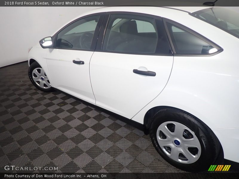 Oxford White / Charcoal Black 2018 Ford Focus S Sedan