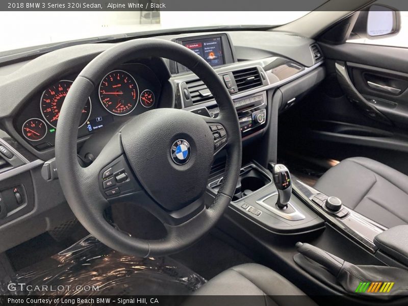 Alpine White / Black 2018 BMW 3 Series 320i Sedan