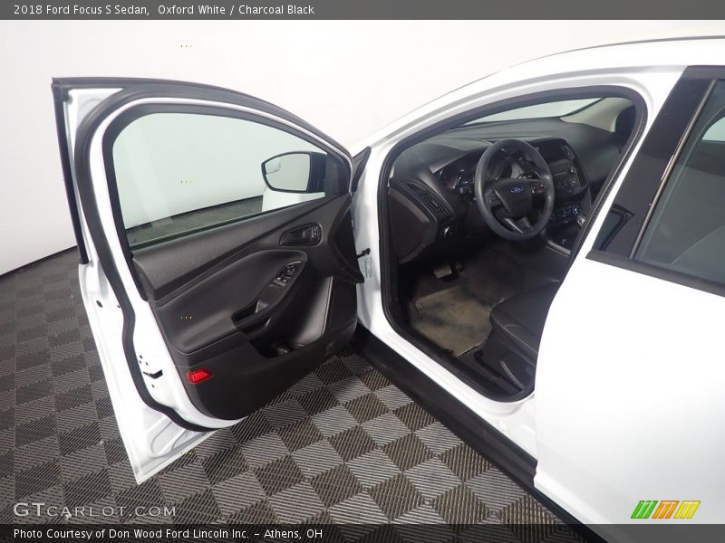 Oxford White / Charcoal Black 2018 Ford Focus S Sedan