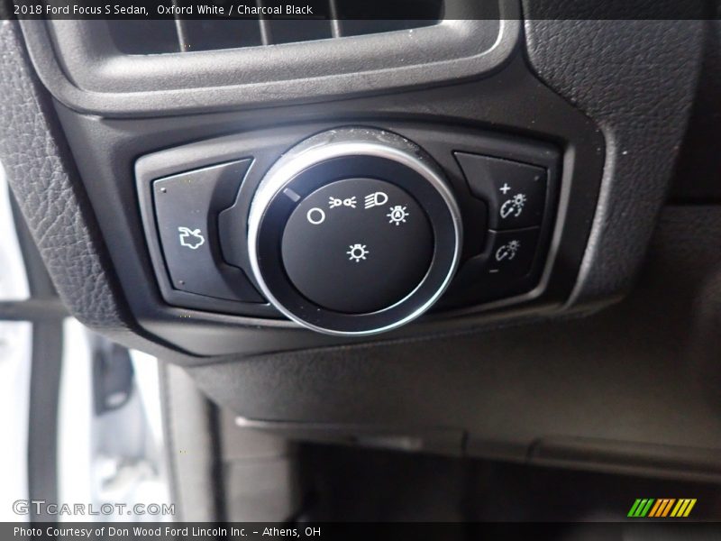 Oxford White / Charcoal Black 2018 Ford Focus S Sedan