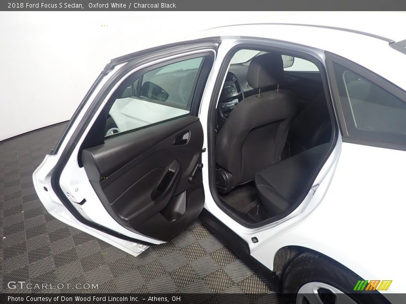Oxford White / Charcoal Black 2018 Ford Focus S Sedan