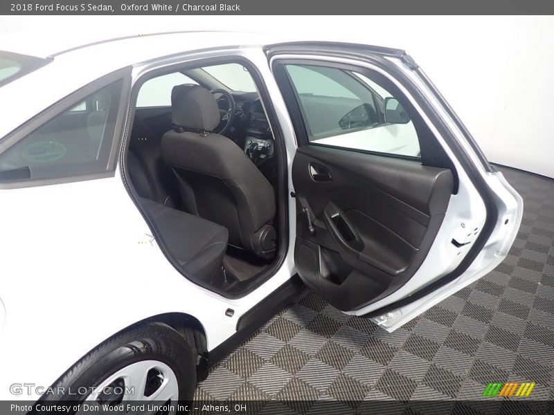 Oxford White / Charcoal Black 2018 Ford Focus S Sedan