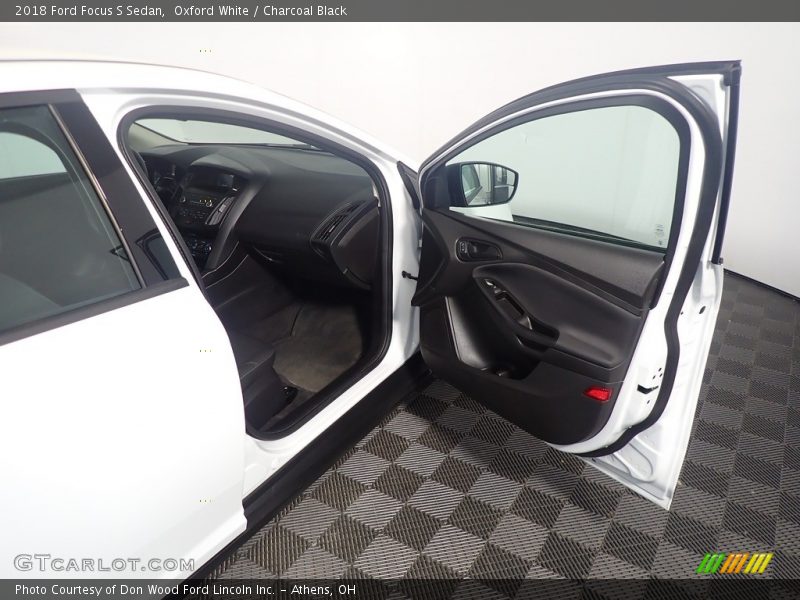 Oxford White / Charcoal Black 2018 Ford Focus S Sedan