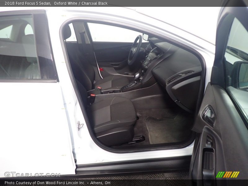 Oxford White / Charcoal Black 2018 Ford Focus S Sedan