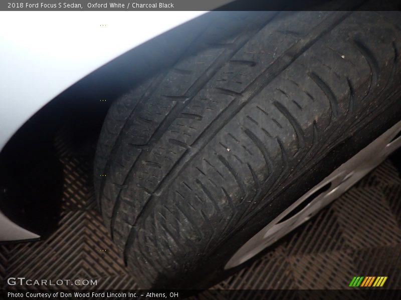 Oxford White / Charcoal Black 2018 Ford Focus S Sedan