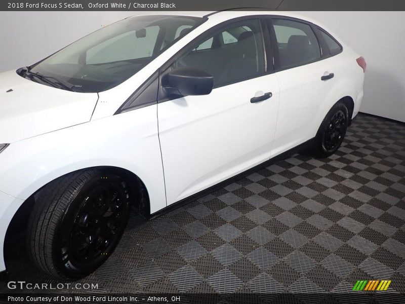 Oxford White / Charcoal Black 2018 Ford Focus S Sedan