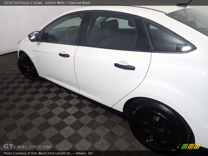 Oxford White / Charcoal Black 2018 Ford Focus S Sedan