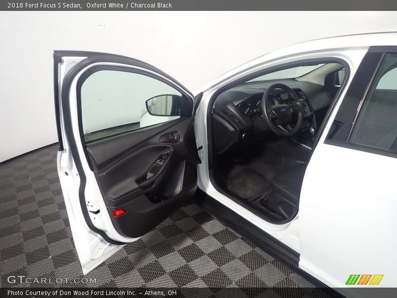 Oxford White / Charcoal Black 2018 Ford Focus S Sedan