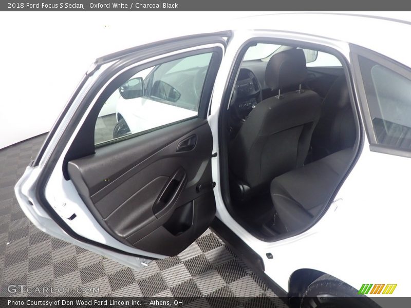 Oxford White / Charcoal Black 2018 Ford Focus S Sedan