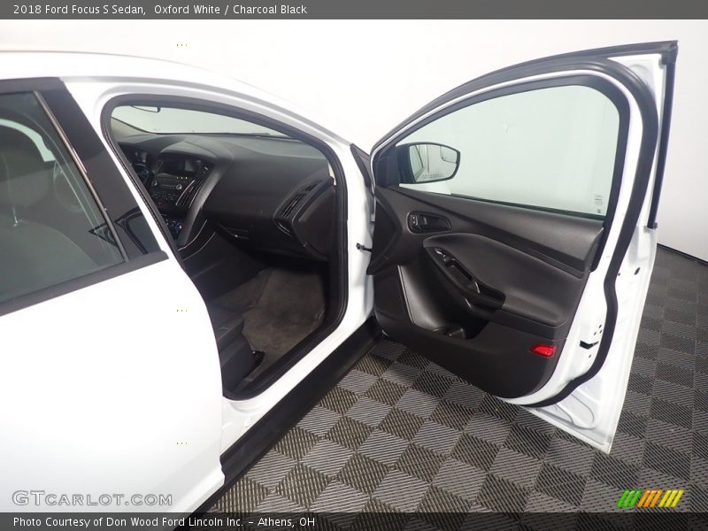 Oxford White / Charcoal Black 2018 Ford Focus S Sedan