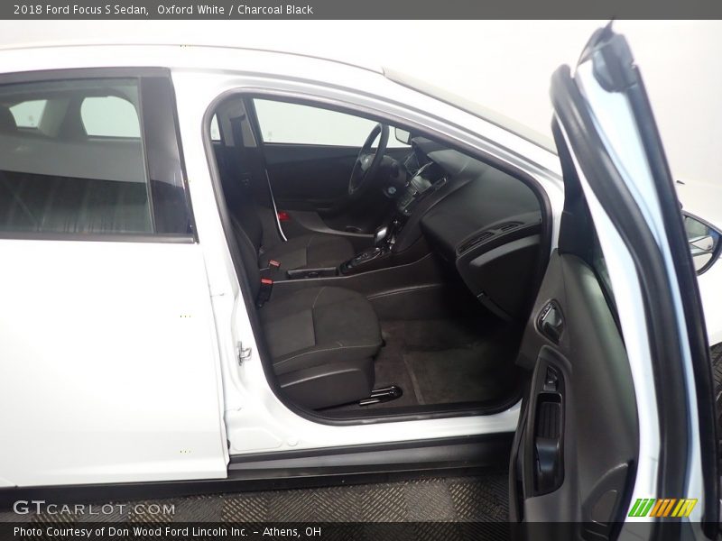 Oxford White / Charcoal Black 2018 Ford Focus S Sedan