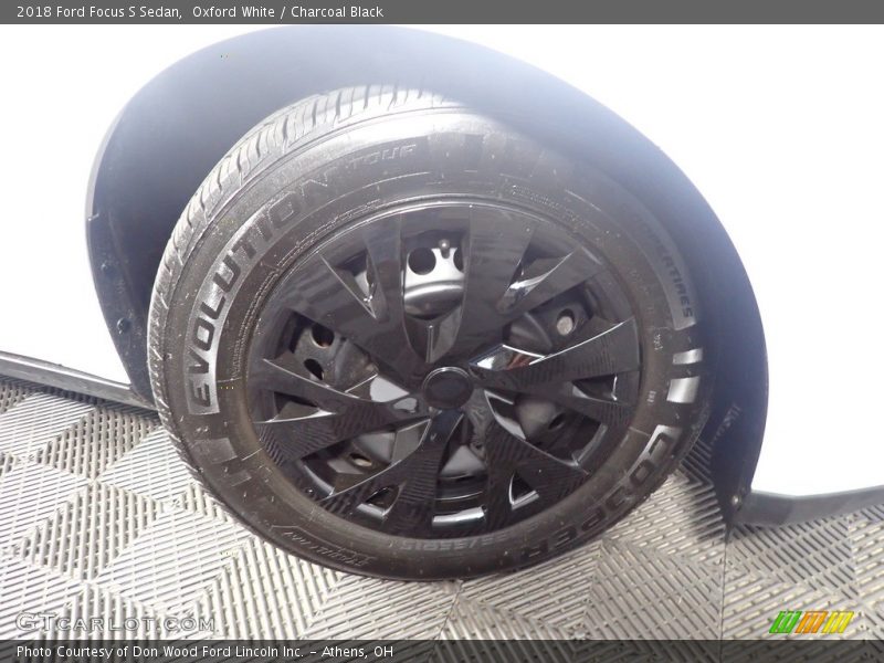 Oxford White / Charcoal Black 2018 Ford Focus S Sedan