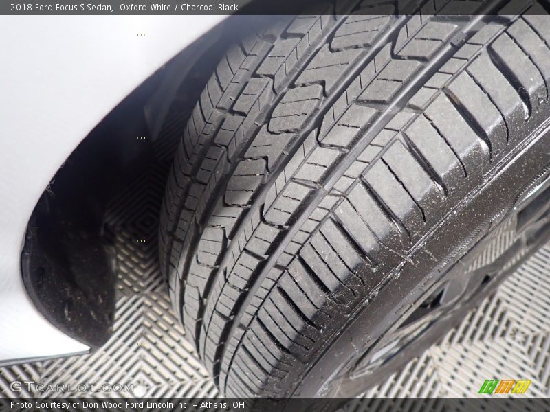 Oxford White / Charcoal Black 2018 Ford Focus S Sedan