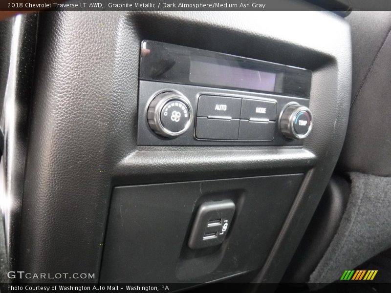Graphite Metallic / Dark Atmosphere/Medium Ash Gray 2018 Chevrolet Traverse LT AWD