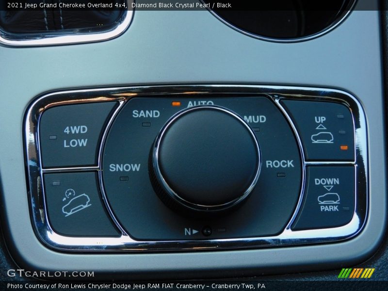 Diamond Black Crystal Pearl / Black 2021 Jeep Grand Cherokee Overland 4x4