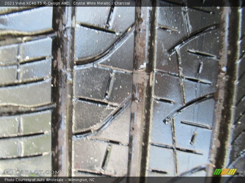 Crystal White Metallic / Charcoal 2021 Volvo XC40 T5 R-Design AWD