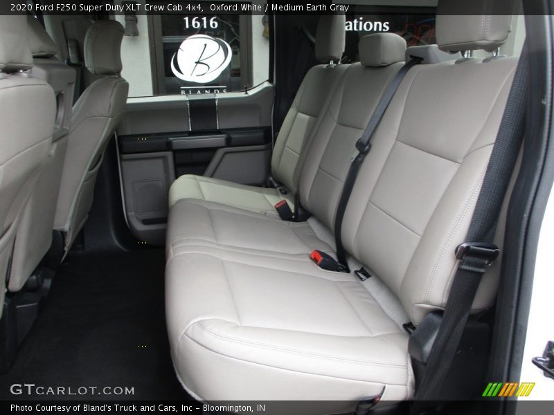 Oxford White / Medium Earth Gray 2020 Ford F250 Super Duty XLT Crew Cab 4x4