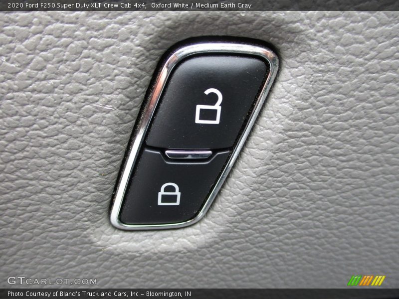 Oxford White / Medium Earth Gray 2020 Ford F250 Super Duty XLT Crew Cab 4x4