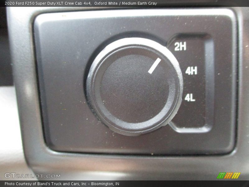 Oxford White / Medium Earth Gray 2020 Ford F250 Super Duty XLT Crew Cab 4x4