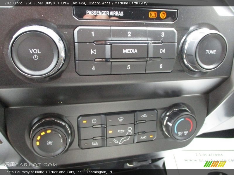 Oxford White / Medium Earth Gray 2020 Ford F250 Super Duty XLT Crew Cab 4x4