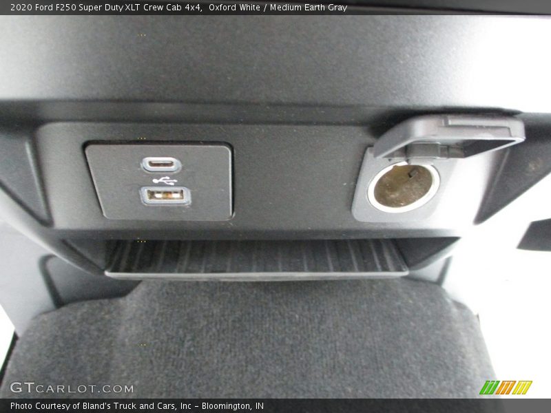 Oxford White / Medium Earth Gray 2020 Ford F250 Super Duty XLT Crew Cab 4x4