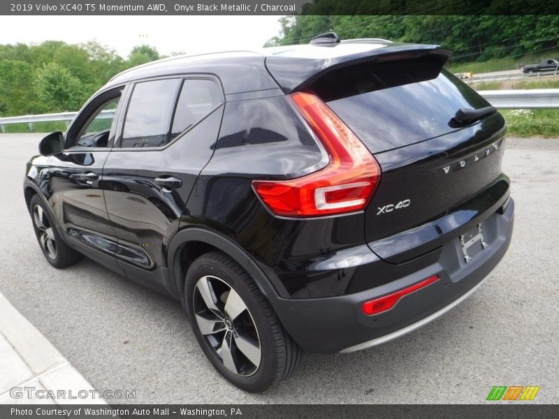 Onyx Black Metallic / Charcoal 2019 Volvo XC40 T5 Momentum AWD