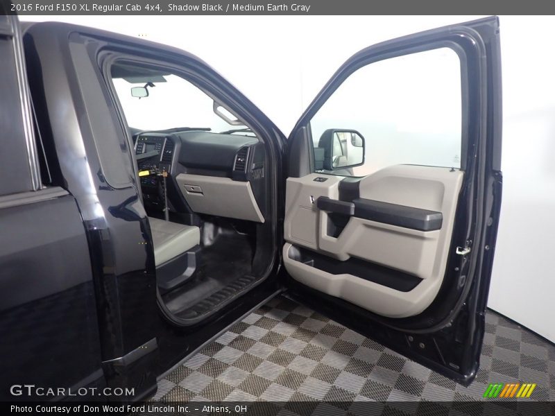 Shadow Black / Medium Earth Gray 2016 Ford F150 XL Regular Cab 4x4