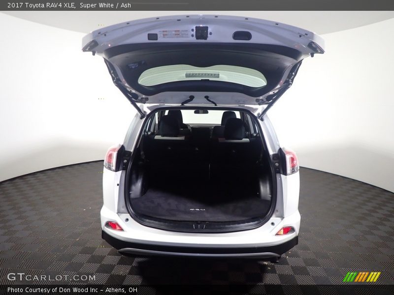 Super White / Ash 2017 Toyota RAV4 XLE