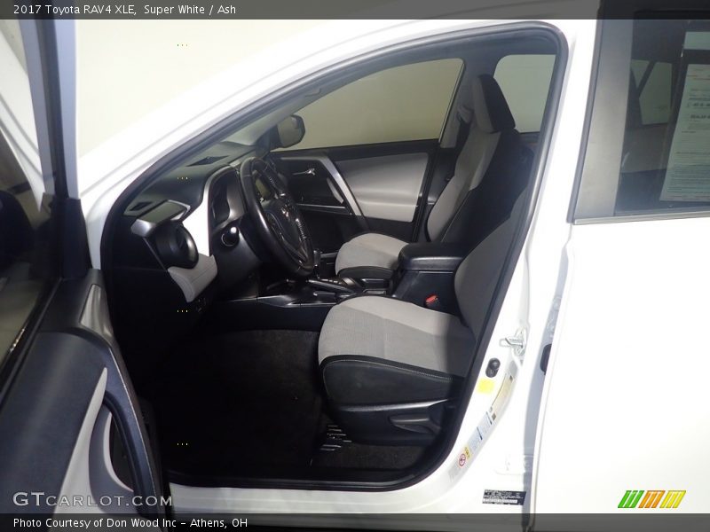 Super White / Ash 2017 Toyota RAV4 XLE