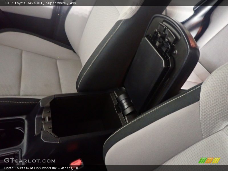 Super White / Ash 2017 Toyota RAV4 XLE