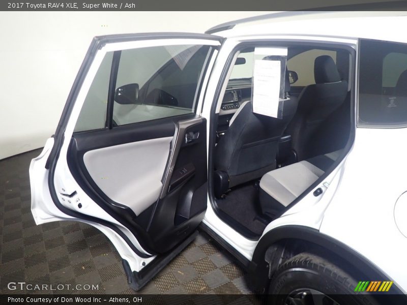 Super White / Ash 2017 Toyota RAV4 XLE