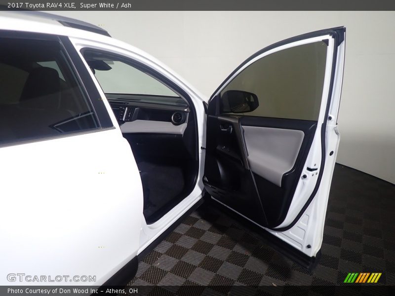 Super White / Ash 2017 Toyota RAV4 XLE
