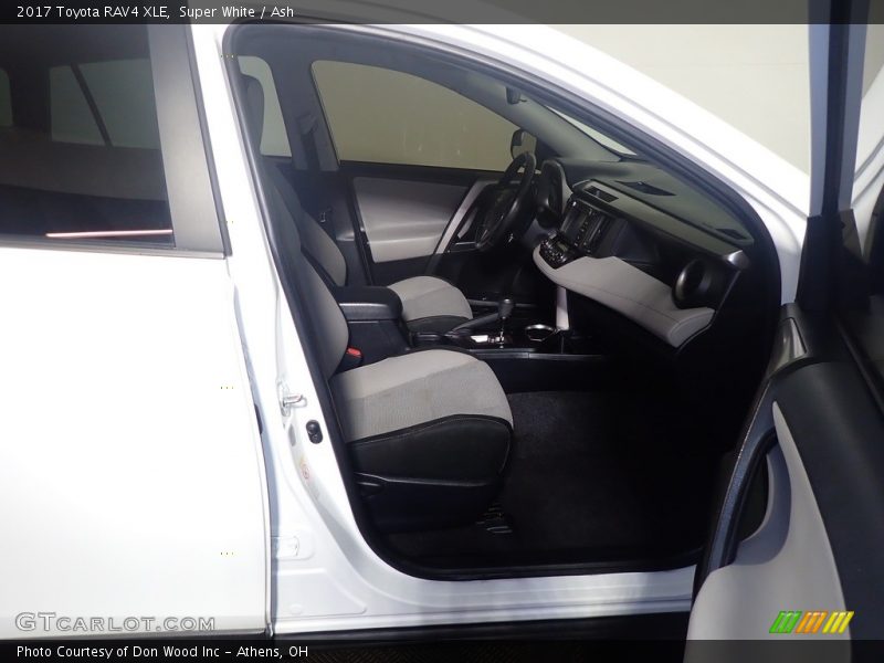 Super White / Ash 2017 Toyota RAV4 XLE