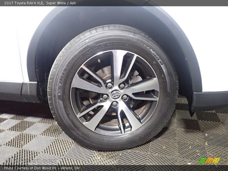Super White / Ash 2017 Toyota RAV4 XLE