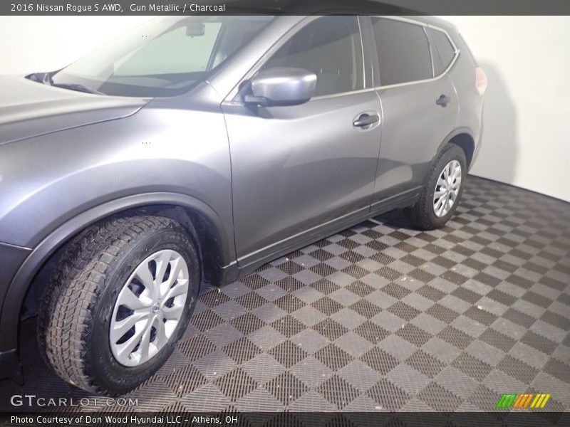 Gun Metallic / Charcoal 2016 Nissan Rogue S AWD