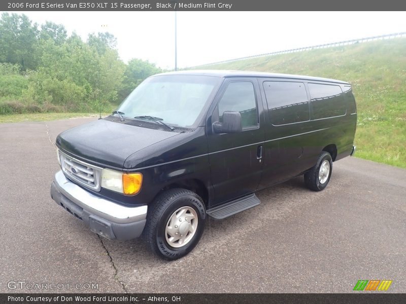 Front 3/4 View of 2006 E Series Van E350 XLT 15 Passenger