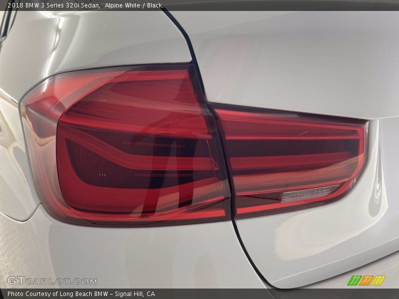 Alpine White / Black 2018 BMW 3 Series 320i Sedan