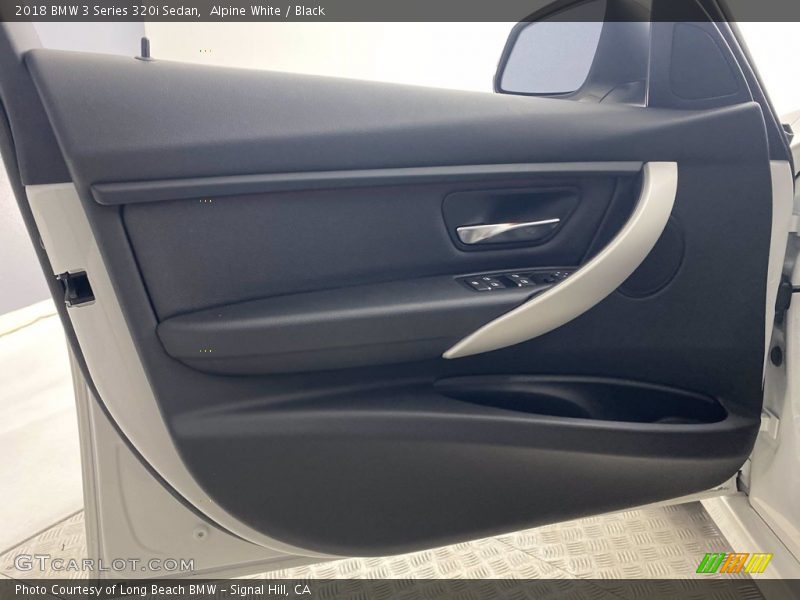 Alpine White / Black 2018 BMW 3 Series 320i Sedan