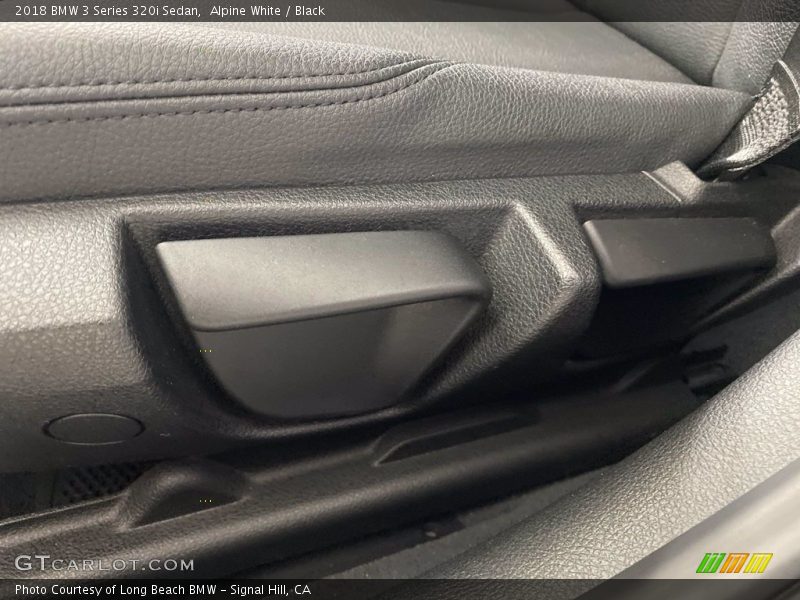 Alpine White / Black 2018 BMW 3 Series 320i Sedan