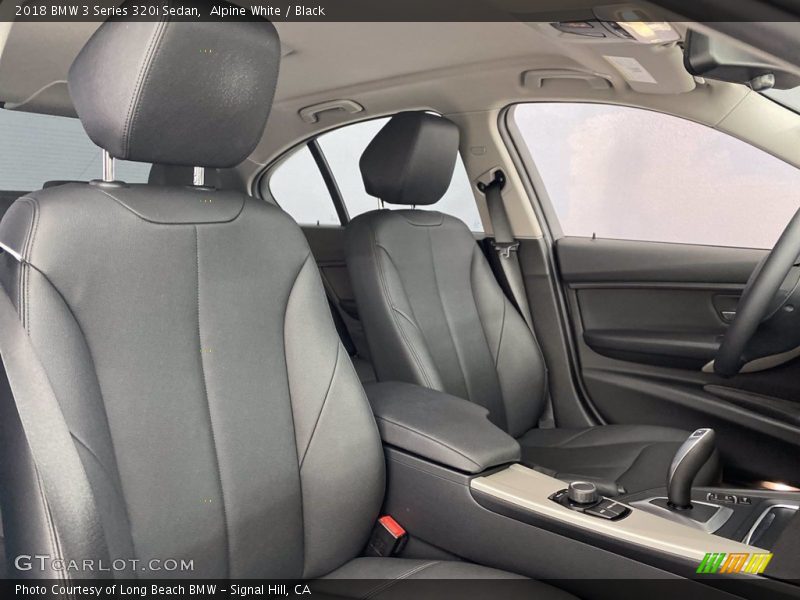 Alpine White / Black 2018 BMW 3 Series 320i Sedan
